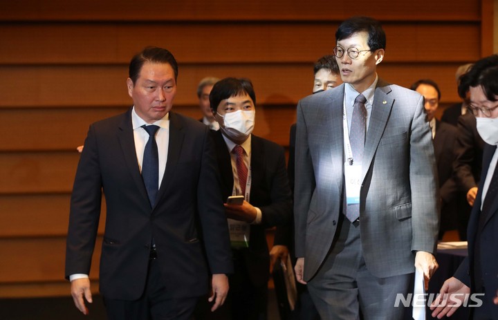 [서울=뉴시스] 김선웅 기자 = 최태원 대한상공회의소 회장과 이창용 한국은행 총재가 1일 서울 중구 대한상공회의소에서 '경제패러다임의 변화와 한국경제의 대응 방안'을 주제로 열린 제1회 대한상공회의소-한국은행 세미나에 참석하고 있다. 2023.02.01. mangusta@newsis.com