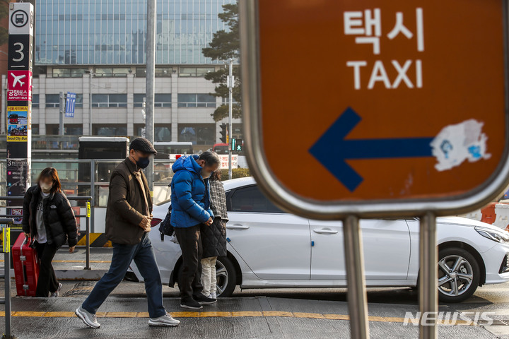 [서울=뉴시스] 정병혁 기자 = 서울 중형택시 기본요금이 3800원에서 4800원으로 인상됐다. 서울시에 따르면 이날 오전 4시부터 서울 중형택시 기본요금이 1000원(26.3%) 올랐다. 서울시의 택시 기본요금 인상은 2019년 2월 이후 4년 만이다. 1일 오전 서울 중구 서울역 택시승강장에서 시민들이 택시에 타고 있다. 2023.02.01. jhope@newsis.com