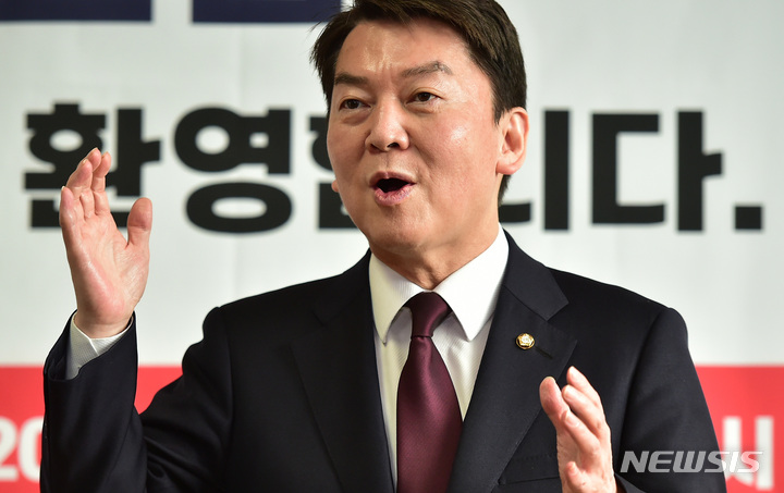 [대구=뉴시스] 이무열 기자 = 국민의힘 당권주자인 안철수 의원이 1일 오전 대구 북구 국민의힘 북구을 당협 사무실에서 열린 북구을 당협 당원 간담회에 참석해 인사말을 하고 있다. 2023.02.01. lmy@newsis.com