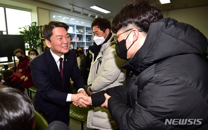 [대구=뉴시스] 이무열 기자 = 국민의힘 당권주자인 안철수 의원이 1일 오전 대구 북구 국민의힘 북구을 당협 사무실에서 열린 북구을 당협 당원 간담회에 참석해 당원들과 인사하고 있다. 2023.02.01. lmy@newsis.com