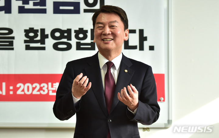 [대구=뉴시스] 이무열 기자 = 국민의힘 당권주자인 안철수 의원이 지난 1일 오전 대구 북구 국민의힘 북구을 당협 사무실에서 열린 북구을 당협 당원 간담회에 참석해 인사말을 하고 있다. 2023.02.01. lmy@newsis.com