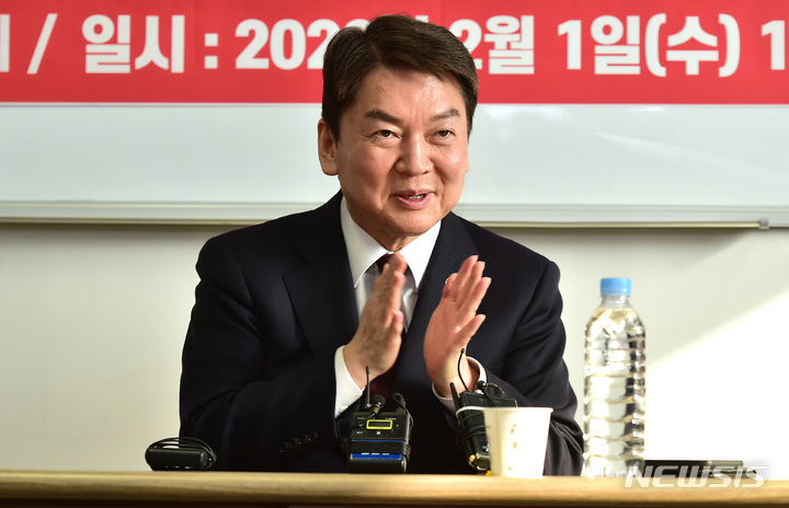 [대구=뉴시스] 이무열 기자 = 국민의힘 당권주자인 안철수 의원이 1일 오전 대구 북구 국민의힘 북구을 당협 사무실에서 열린 북구을 당협 당원 간담회에 참석해 박수를 치고 있다. 2023.02.01. lmy@newsis.com