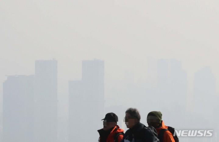 [서울=뉴시스] 조성봉 기자 = 서울지역 미세먼지 농도가 나쁨 수준을 보이고 있는 1일 오전 서울 용산구 남산에서 바라본 도심이 뿌옇다. 2023.02.01.&nbsp; suncho21@newsis.com