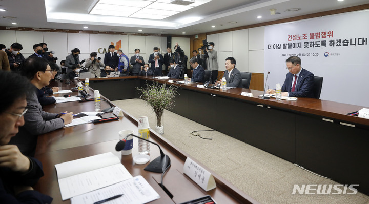 [서울=뉴시스] 최동준 기자 = 원희룡 국토교통부 장관이 1일 서울 강남구 건설회관에서 열린 건설현장 불법행위 관련 간담회에서 발언하고 있다. 2023.02.01. photocdj@newsis.com