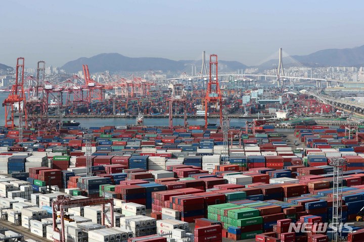[부산=뉴시스] 부산 남구 신선대(사진 아래)와 감만 부두 야적장에 컨테이너가 가득 쌓여 있다. 2023.02.01. yulnetphoto@newsis.com