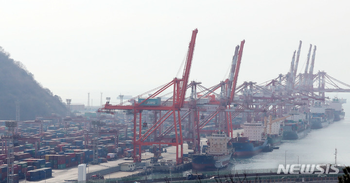 [부산=뉴시스] 하경민 기자 = 부산 남구 신선대부두에서 컨테이너 선적 및 하역작업이 진행되고 있다. 2023.02.01. yulnetphoto@newsis.com