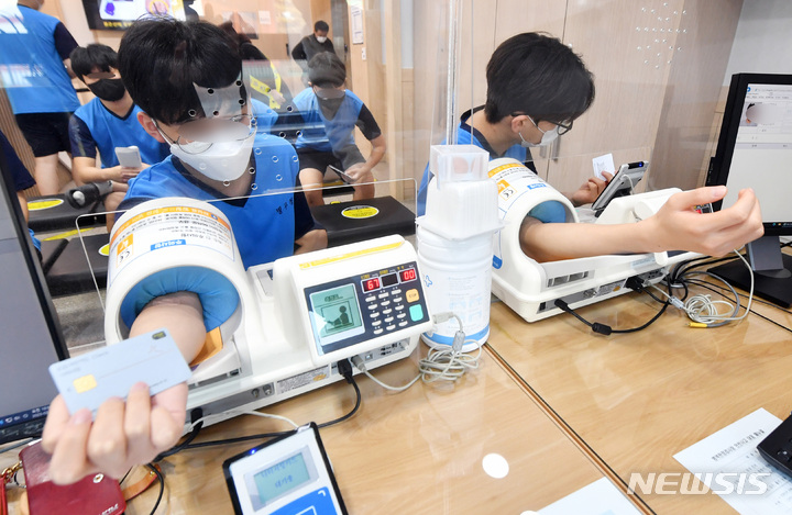 [수원=뉴시스] 김종택 기자 = 2023년도 첫 병역판정검사가 열린 1일 경기도 수원시 팔달구 경인지방병무청에서 검사 대상자들이 신체 검사를 받고 있다. (공동취재사진) 2023.02.01. photo@newsis.com