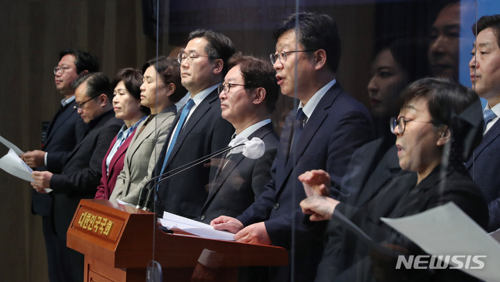 [서울=뉴시스] 추상철 기자 = 더불어민주당 검찰독재정치탄압대책위원회가 1일 오후 서울 여의도 국회에서 '대통령실 김건희 권력사유화 규탄' 기자회견을 하고 있다. 2023.02.01. scchoo@newsis.com