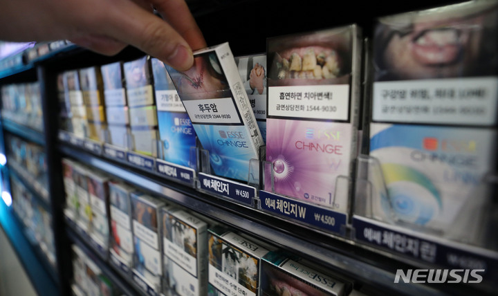 [서울=뉴시스] 백동현 기자 = 서울 시내 한 편의점에 담배가 진열돼 있다. 2023.02.01. livertrent@newsis.com