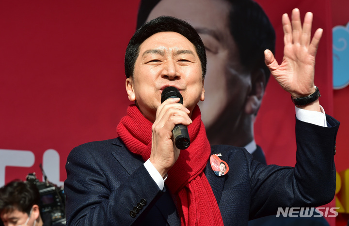 [대구=뉴시스] 이무열 기자 = 국민의힘 당권주자인 김기현 의원이 1일 오후 대구 중구 서문시장에서 열린 당대표 후보 출정식에서 연설하고 있다. 2023.02.01. lmy@newsis.com
