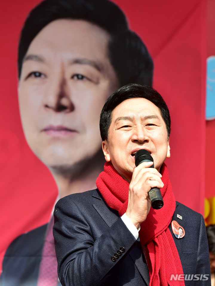 [대구=뉴시스] 이무열 기자 = 국민의힘 당권주자인 김기현 의원이 1일 오후 대구 중구 서문시장에서 열린 당대표 후보 출정식에서 연설하고 있다. 2023.02.01. lmy@newsis.com