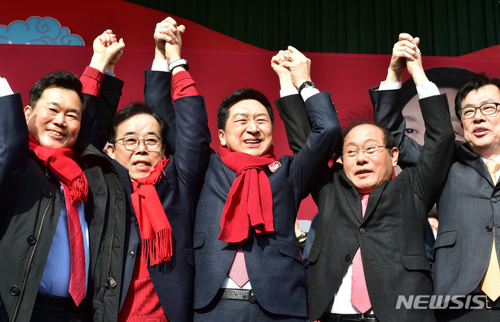 [대구=뉴시스] 이무열 기자 = 국민의힘 당권주자인 김기현(가운데) 의원이 1일 오후 대구 중구 서문시장에서 열린 당대표 후보 출정식에서 당원들과 기념촬영을 하고 있다. 2023.02.01. lmy@newsis.com