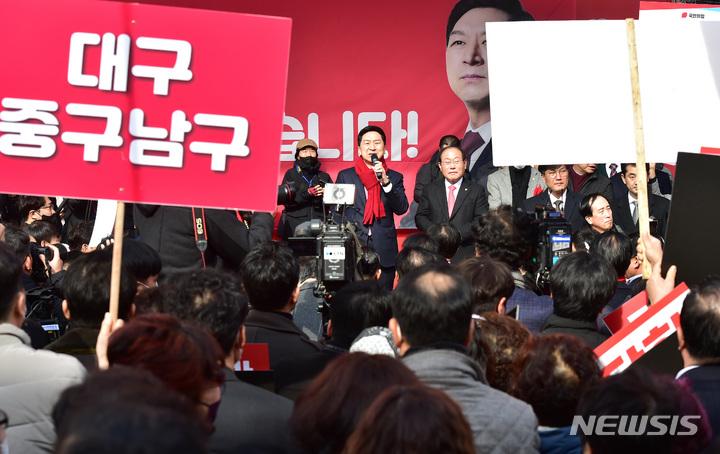 [대구=뉴시스] 이무열 기자 = 국민의힘 당권주자인 김기현 의원이 1일 오후 대구 중구 서문시장에서 열린 당대표 후보 출정식에서 연설하고 있다. 2023.02.01. lmy@newsis.com