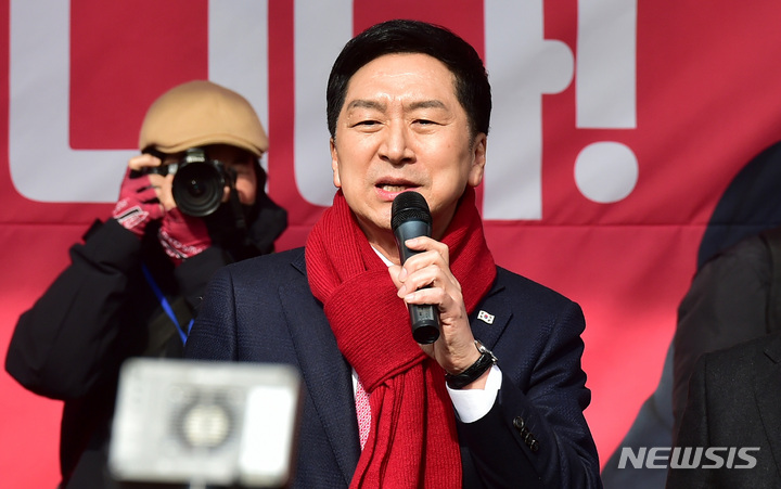 [대구=뉴시스] 이무열 기자 = 국민의힘 당권주자인 김기현 의원이 1일 오후 대구 중구 서문시장에서 열린 당대표 후보 출정식에서 연설하고 있다. 2023.02.01. lmy@newsis.com