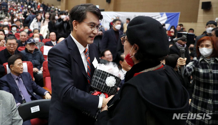 [서울=뉴시스] 추상철 기자 = 국민의힘 당권주자인 윤상현 의원이 1일 오후 서울 여의도 국회에서 열린 '더플레이어' 출판기념회에서 참석자로 부터 꽃다발을 받고 있다. 2023.02.01. scchoo@newsis.com