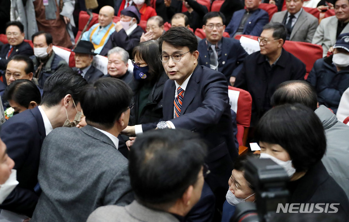 [서울=뉴시스] 추상철 기자 = 국민의힘 당권주자인 윤상현 의원이 1일 오후 서울 여의도 국회에서 열린 '더플레이어' 출판기념회에서 참석자와 인사를 하고 있다. 2023.02.01. scchoo@newsis.com