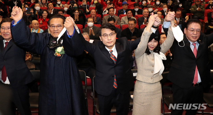 [서울=뉴시스] 추상철 기자 = 국민의힘 당권주자인 윤상현 의원이 1일 오후 서울 여의도 국회에서 열린 '더플레이어' 출판기념회에서 기념촬영을 하고 있다. 2023.02.01. scchoo@newsis.com