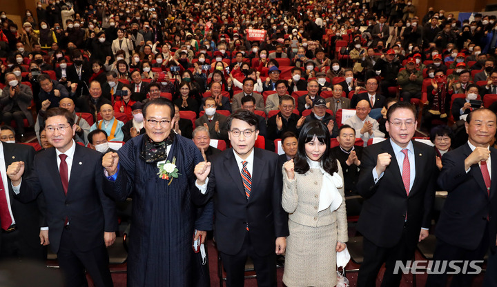 [서울=뉴시스] 추상철 기자 = 국민의힘 당권주자인 윤상현 의원이 1일 오후 서울 여의도 국회에서 열린 '더플레이어' 출판기념회에서 기념촬영을 하고 있다. 2023.02.01. scchoo@newsis.com