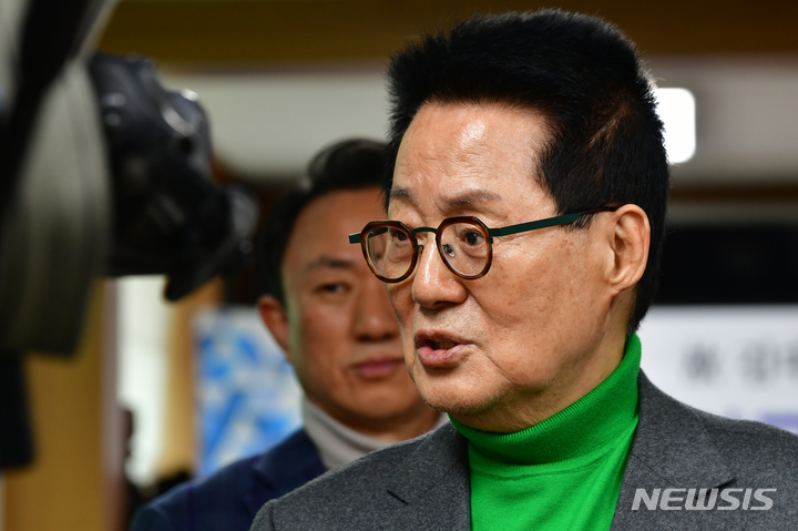 [광주=뉴시스] 이영주 기자 = 박지원 전 국가정보원장이 1일 오후 광주 동구 민주의집에서 인터뷰를 하고 있다.&nbsp; 2023.02.01. leetyj2578@newsis.com