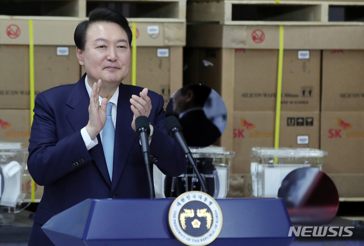 [구미=뉴시스] 홍효식 기자 = 윤석열 대통령이 지난 1일 경북 구미 SK실트론을 방문, 반도체 웨이퍼 증설 투자 협약식에서 박수를 치고 있다. 2023.02.01. yesphoto@newsis.com