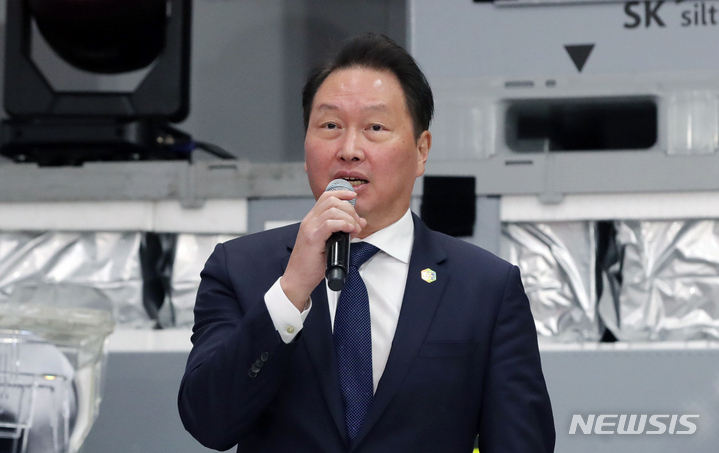 [구미=뉴시스] 홍효식 기자 = 최태원 SK그룹 회장이 1일 경북 구미 SK실트론에서&nbsp; 발언하고 있다. 2023.02.01. yesphoto@newsis.com