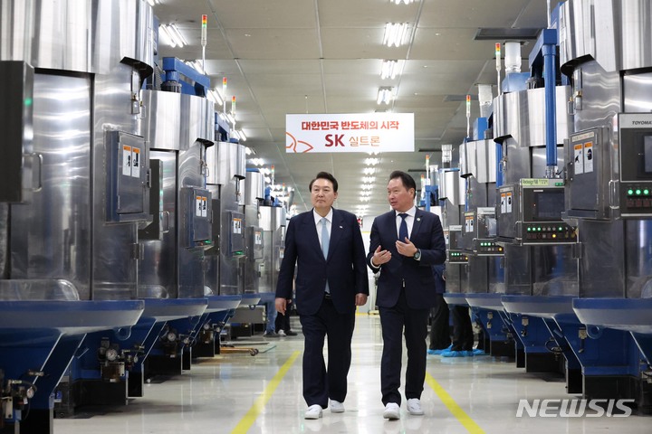 [구미=뉴시스] 홍효식 기자 = 윤석열 대통령이 1일 경북 구미 SK실트론을 방문해 최태원 SK그룹 회장과 실리콘 웨이퍼 생산시설을 시찰하고 있다. (대통령실통신사진기자단) 2023.02.01. yesphoto@newsis.com