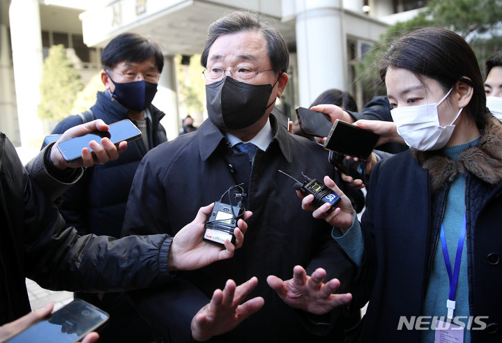 [서울=뉴시스] 조성우 기자 = '세월호 특조위 활동 방해' 혐의로 재판에 넘겨진 이병기 전 청와대 비서실장이 1일 오후 서울 서초구 서울중앙지방법원에서 열린 1심 선고 공판에서 무죄를 선고 받고 법원을 나서고 있다. 2023.02.01. xconfind@newsis.com