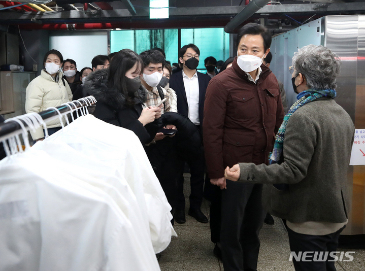 [서울=뉴시스] 고승민 기자 = 오세훈 서울시장이 1일 서울 강동구 장애인 거주시설 '우성원'을 찾아 세탁작업장을 둘러보고 있다. (공동취재사진) 2023.02.01. photo@newsis.com