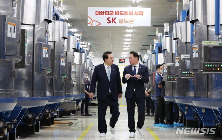 [구미=뉴시스] 홍효식 기자 = 윤석열 대통령이 1일 경북 구미 SK실트론을 방문해 최태원 SK그룹 회장과 실리콘 웨이퍼 생산시설을 시찰하고 있다. (대통령실통신사진기자단) 2023.02.01. yesphoto@newsis.com