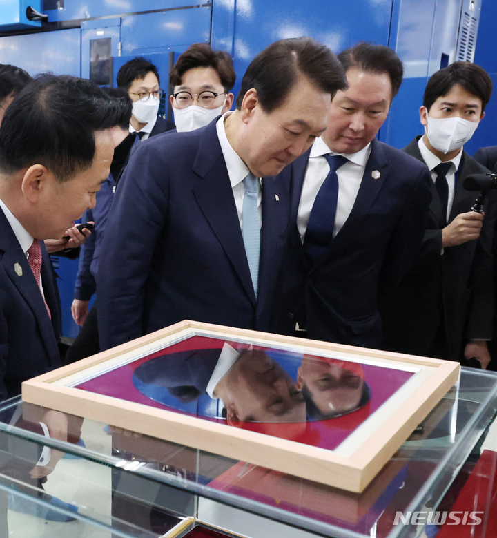 [구미=뉴시스] 홍효식 기자 = 윤석열 대통령이 1일 경북 구미 SK실트론을 방문해 최태원 SK그룹 회장 등과 전시된 실리콘 웨이퍼를 살펴보고 있다. (대통령실통신사진기자단) 2023.02.01. yesphoto@newsis.com