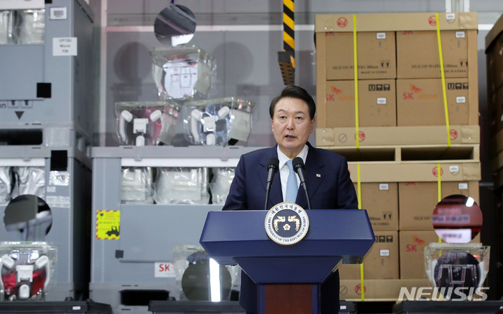 [구미=뉴시스] 홍효식 기자 = 윤석열 대통령이 지난달 1일 경북 구미 SK실트론을 방문해 반도체 웨이퍼 증설 투자 협약식에서 발언하고 있다. 2023.03.06. yesphoto@newsis.com