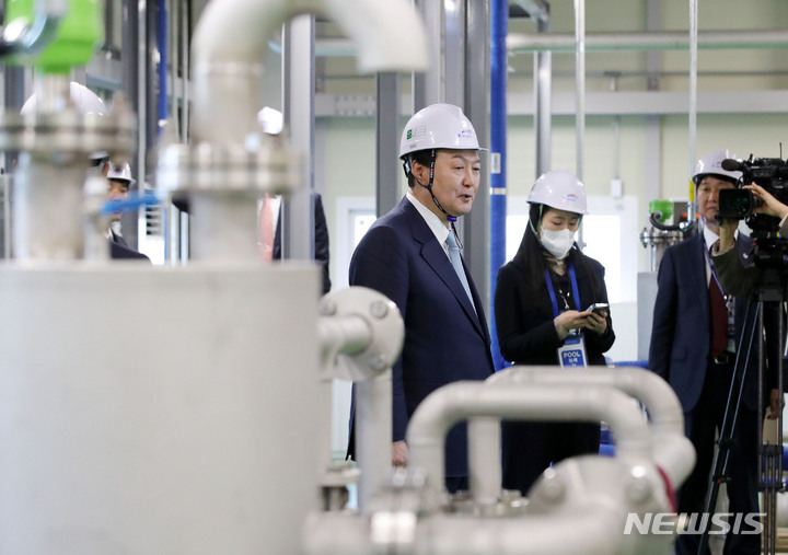 [구미=뉴시스] 홍효식 기자 = 윤석열 대통령이 1일 경북 구미 SK실트론을 방문, 초순수 실증플랜트를 시찰하기 앞서 국가 R&D 추진현황 보고를 받고 있다. 2023.02.01. yesphoto@newsis.com