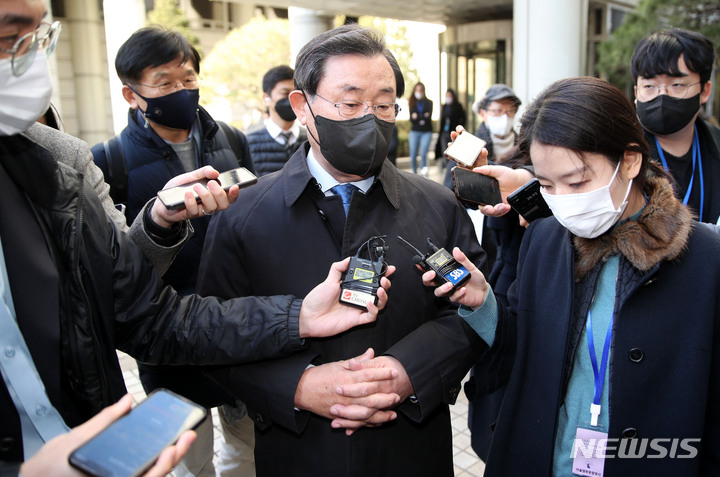 [서울=뉴시스] 조성우 기자 = 4·16 세월호 참사 특별조사위원회(1기 특조위) 조사 활동을 방해한 혐의 등으로 기소된 이병기 전 대통령 비서실장 등 박근혜 정부 고위 인사들이 항소심에서도 무죄를 선고받았다. 사진은 이 전 실장이 지난해 2월1일 오후 서울 서초구 서울중앙지법에서 열린 1심 선고 공판에서 무죄를 선고 받고 법원을 나서고 있는 모습. 2023.02.01. xconfind@newsis.com
