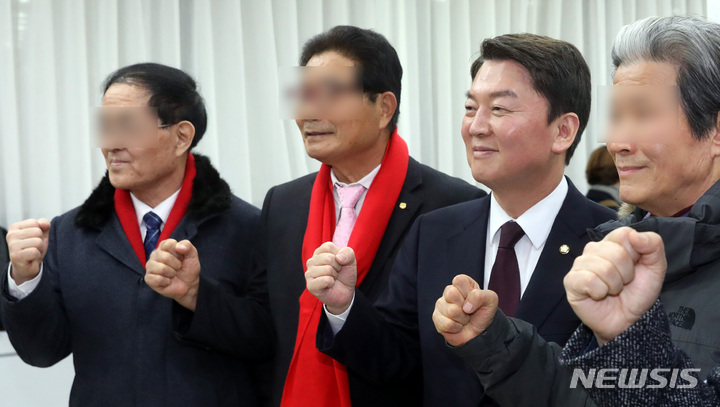 [부산=뉴시스] 하경민 기자 = 국민의힘 당권주자인 안철수 의원이 1일 부산 부산진구 부산상공회의소에서 열린 부산고등학교 총동창회 정기총회에 참석, 동문들과 기념사진을 찍고 있다. 2023.02.01. yulnetphoto@newsis.com