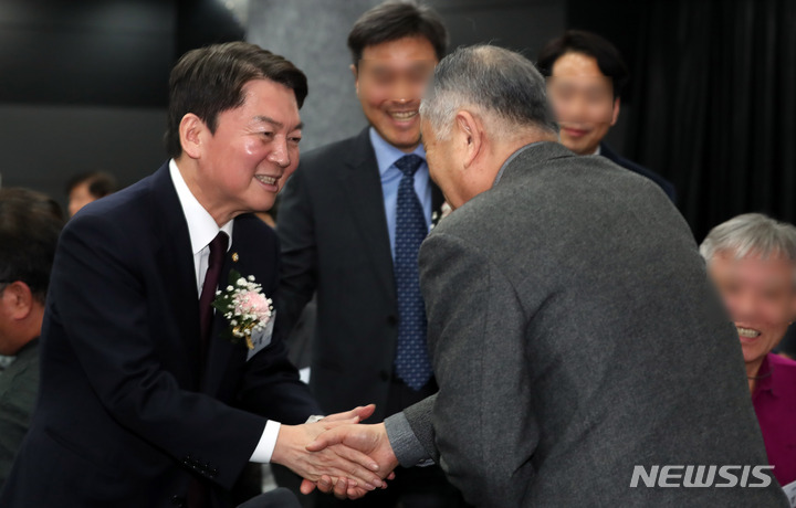 [부산=뉴시스] 하경민 기자 = 국민의힘 당권주자인 안철수 의원이 1일 부산 부산진구 부산상공회의소에서 열린 부산고등학교 총동창회 정기총회에 참석, 동문들과 인사하고 있다. 2023.02.01. yulnetphoto@newsis.com