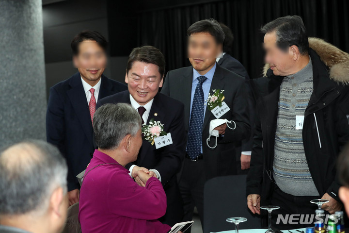 [부산=뉴시스] 하경민 기자 = 국민의힘 당권주자인 안철수 의원이 1일 부산 부산진구 부산상공회의소에서 열린 부산고등학교 총동창회 정기총회에 참석, 동문들과 인사하고 있다. 2023.02.01. yulnetphoto@newsis.com