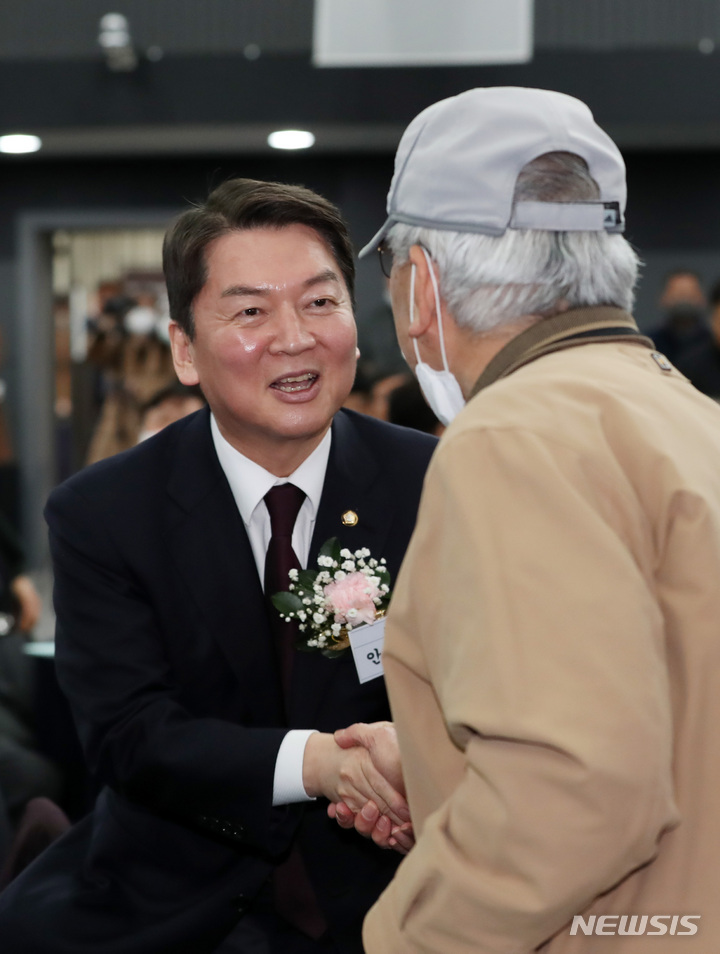 [부산=뉴시스] 하경민 기자 = 국민의힘 당권주자인 안철수 의원이 1일 부산 부산진구 부산상공회의소에서 열린 부산고등학교 총동창회 정기총회에 참석, 동문들과 인사하고 있다. 2023.02.01. yulnetphoto@newsis.com