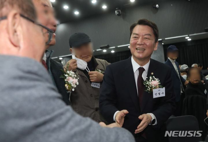 [부산=뉴시스] 하경민 기자 = 국민의힘 당권주자인 안철수 의원이 1일 부산 부산진구 부산상공회의소에서 열린 부산고등학교 총동창회 정기총회에 참석, 동문들과 인사하고 있다. 2023.02.01. yulnetphoto@newsis.com