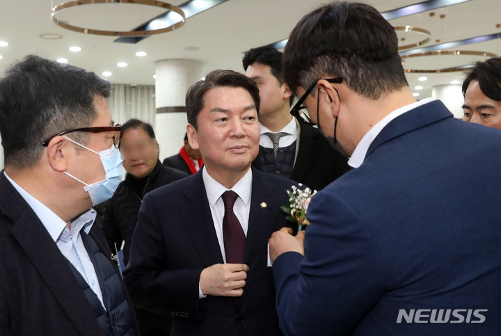 [부산=뉴시스] 하경민 기자 = 국민의힘 당권주자인 안철수 의원이 1일 부산 부산진구 부산상공회의소에서 열린 부산고등학교 총동창회 정기총회에 참석, 동문들과 인사하고 있다. 2023.02.01. yulnetphoto@newsis.com