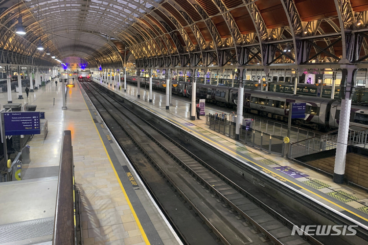 [런던=AP/뉴시스]22일(현지시간) 영국의 2월 소비자물가상승률이 넉달 만에 반등했다. 사진은 지난 2월1일 영국 런던의 패딩턴역 승강장이 임금 인상 파업으로 텅 비어 있는 모습. 2023.2.1