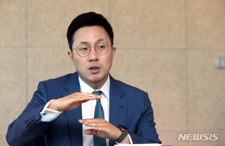 [서울=뉴시스] 조성봉 기자 = 최영진 한화자산운용 채널연금마케팅본부장이 지난달 30일 오전 서울 영등포구 한화금융센터에서 뉴시스와 인터뷰하고 있다. 2023.02.06. suncho21@newsis.com