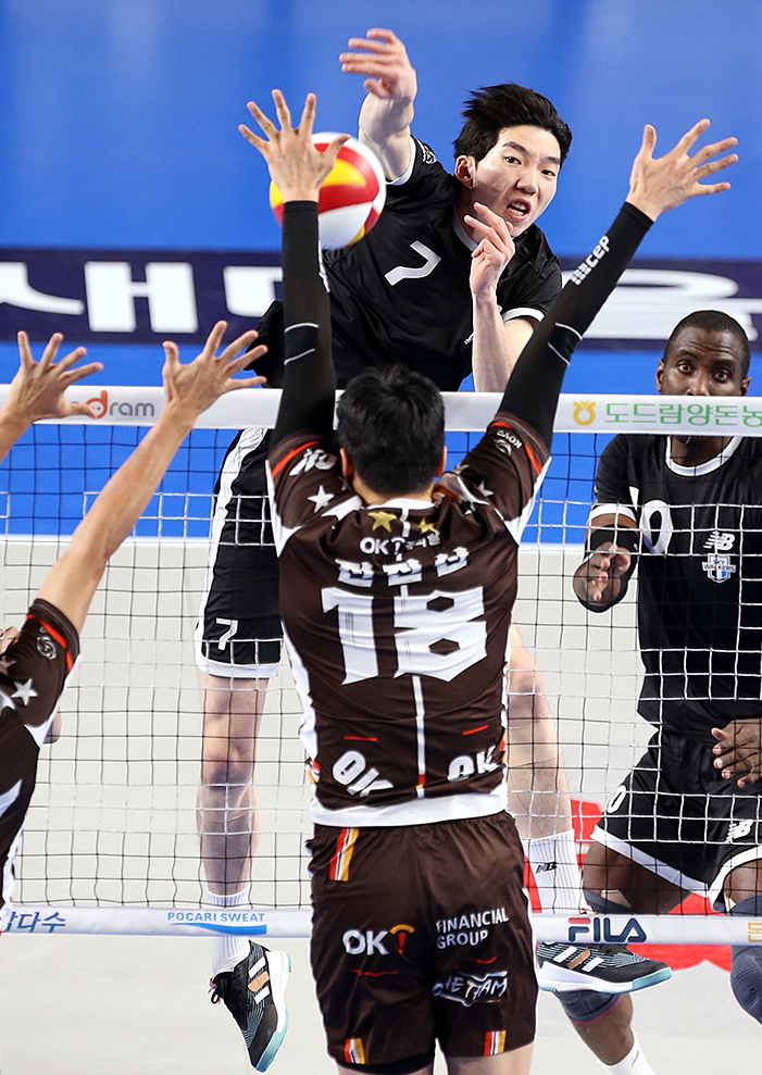 [서울=뉴시스] 김금보 기자 = 1일 충남 천안 유관순체육관에서 열린 남자 프로배구 2023-2023 V-리그 현대캐피탈과 OK금융그룹의 경기, 현대캐피탈 허수봉이 공격하고 있다. (사진=현대캐피탈배구단 제공) 2023.02.01. photo@newsis.com *재판매 및 DB 금지