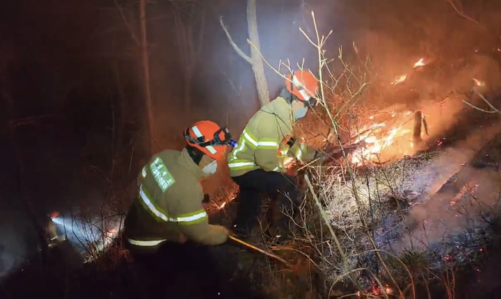 [울진=뉴시스] 1일 오후 10시32분께 경북 울진군 기성면 정명리 산 151 일대에서 산불이 발생해 1시간57분만에 진화됐다. (사진 = 경북소방본부 제공) 2023.02.02. photo@newsis.com *재판매 및 DB 금지