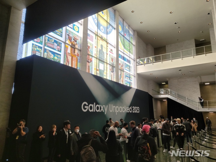 [샌프란시스코=뉴시스]1일 오전 10시(현지시간) 삼성전자의 '갤럭시 언팩 2023(Galaxy Unpacked 2023: Share the Epic)'이 진행된 미국 샌프란시스코 '머소닉 오디토리움'에서 참석자들이 행사 참석 등록을 진행하기 위해 줄을 서있다. (사진=윤현성 기자)