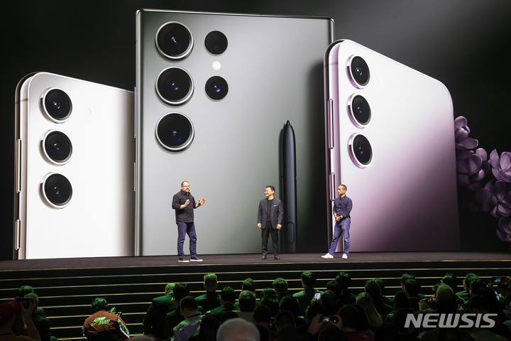 [샌프란시스코=뉴시스]크리스티아노 아몬 퀄컴 CEO(왼쪽)과 노태문 삼성전자 MX사업부장(가운데), 히로시 록하이머 구글 수석부사장이 1일(현지시간) 미국 샌프란시스코 머소닉 오디토리움에서 열린 '갤럭시 언팩 2023'에서 3사 협업을 발표하고 있다. (사진=삼성전자 제공)