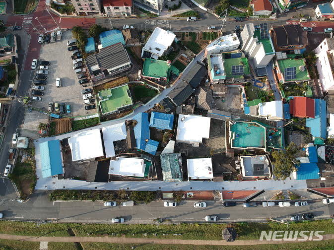 [서울=뉴시스] 차열페인트가 사용된 주택 옥상 모습. (사진=뉴시스 DB). photo@newsis.com