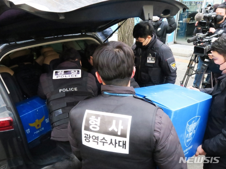 [인천=뉴시스] 김동영 기자 = 2일 오후 인천 부평구 민주노총 건설노조 경인본부 사무실을 압수수색한 경찰이 압수품을 차에 싣고 있다. 2023.02.02. dy0121@newsis.com 