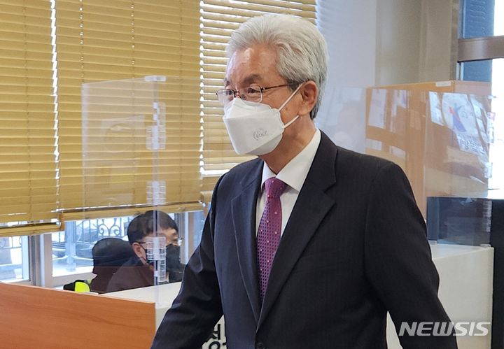 [청주=뉴시스] 조성현 기자 = 공직선거법 위반 혐의로 1심에서 징역 2년형을 선고 받은 더불어민주당 정정순 전 국회의원이 지난 2월2일 오후 충북 청주시 서원구 청주지방법원에서 열린 2심 선고 공판에 출석하기 위해 법정으로 향하고 있다. 2023.02.02. jsh0128@newsis.com