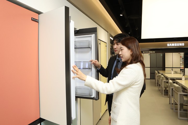 롯데백화점 본점 삼성전자 매장에서 혼수를 구경하는 신혼부부 모습(사진=롯데백화점 제공) *재판매 및 DB 금지