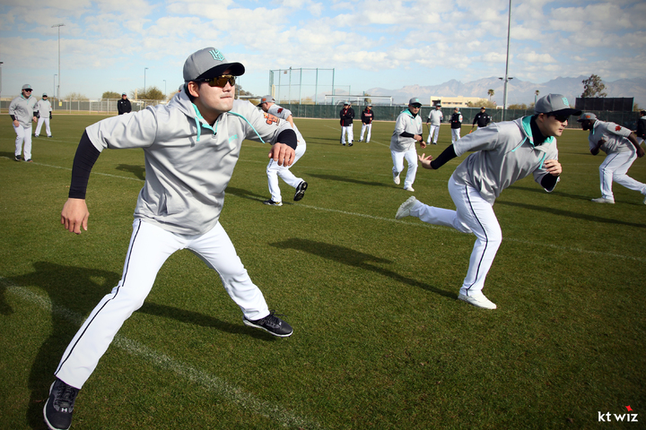 [서울=뉴시스] 1일(현지시간) 미국 애리조나 키노 스포츠콤플렉스에서 열린 스프링캠프에서 KT위즈 김상수(왼쪽)와 이상호가 워밍업을 하고 있다. (사진=KT위즈 제공) 2023.02.02. photo@newsis.com *재판매 및 DB 금지
